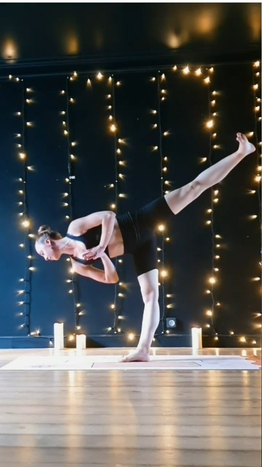 Yoga - Flow 🌻
Speed x2
Studio : @yujyoga
Tapis et tenue : @yujyoga
#yujyoga #yuj #yogastudio #praticeyoga #flowyoga #yogavinyasa #dancer #birdofparadise #chaturanga #salutation #équilibre #yogainparis #yogainspiration #yogareel