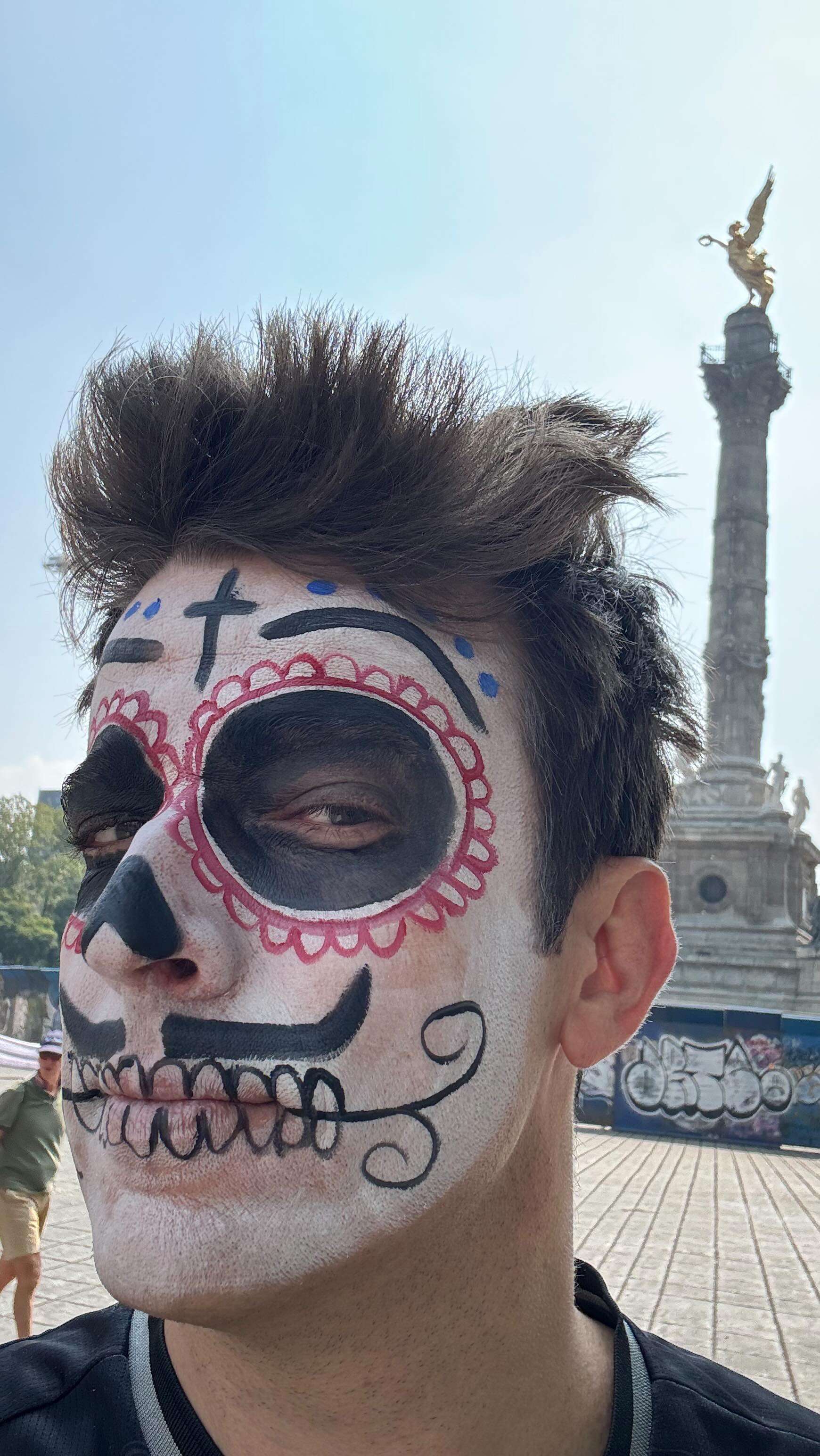 A mais linda celebração da vida dos que já se foram. É incrível ver e sentir como os mexicanos lidam com a morte. Uma mês inteiro de cores, flores, homenagens, oferendas, música e muito respeito pelos mortos. Uma tradição indígena que sobrevive de maneira belíssima. Uma festa emocionante o Dia de Muertos!
¡Muchas gracias, México!
#cdmx #diademuertos #diadelosmuertos #mexico #oferenda #fiesta #festa #catrina #catrines