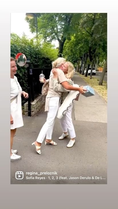 Auf der Geb-Feier im #Wiener_Parkclub war ich der Star ⭐️
Ok, Regenschirm ☔️ war ich auch 😳
(Gottseidank bin ich kein GeschenkPAPIER😂)
Außerdem ganz entspannt @yoga_mit_ira_lauren zugeschaut.
#geschenkstoff #mitstoffeinpacken