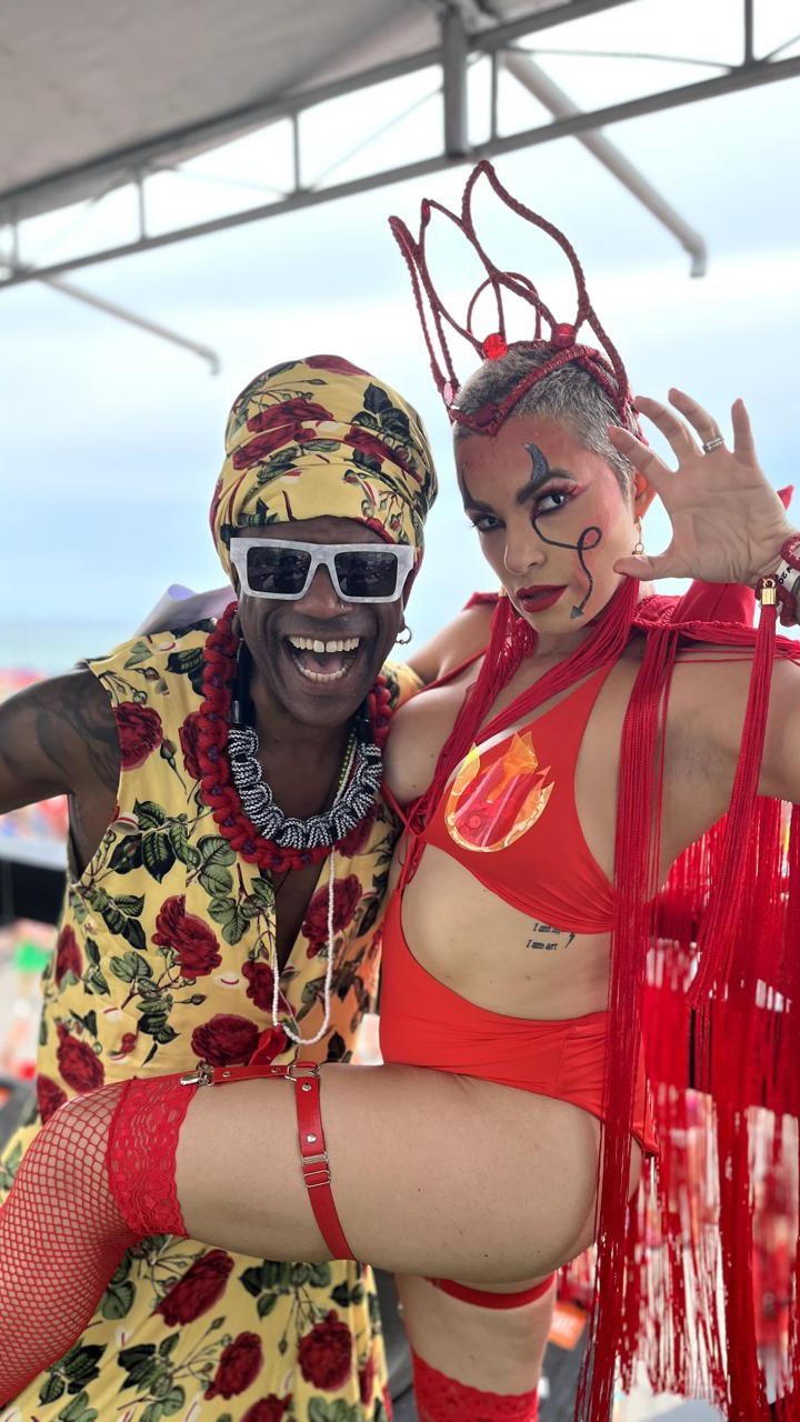Começou @empolga 
@hananzaoficial @danicoimbracantora @andretoshrios #carnaval2024
#VerãoColorido #VeraoCarioca #CarnavalVibes #Carnaval #carnavalcarioca #CarnavalRJ #carnaval2024 #riodejaneiro #brasil #brazil #carnival #tastudios #autoral #handmade #feitoamao #moda #look #fashion #slowfashion #verao #cores #fantasia #acessoriosfemininos #acessoriodemoda #colar #pulseira #errejota #bailedosarongue
#ModaColorida #verãovibrante