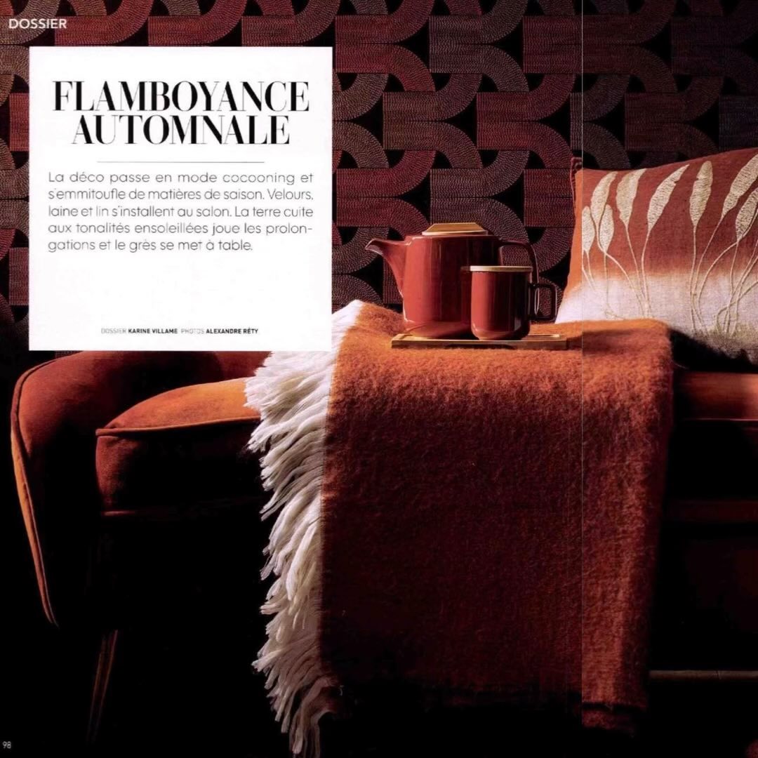 // FLAMBOYANCE AUTOMNALE //
Cocooning flamboyant dans le magazine Art et Décoration de novembre qui invite à une chaleureuse balade aux couleurs de terre cuite dans les matières de saison si authentiques.
En scène, le coussin « Ophio » en lin brossé à la pierre, brodé, tie and dye manuel végétal, coll. Commemorated Lithographs, Design Amanda du Plessis pour Evolution product @evolution_product
le vase "Bam" en verre soufflé chocolat, et bougeoir en terre fait main, Design Betty Scotté pour Homata @homata_deco
Fleurs séchées et stabilisées @phocealys_france
Suspension «Hatter», en herbe veta vera, tressée à la main au Ghana, teinture végétale - design Sara Efia Reddin pour Golden Editions @golden.editions
#automne
#artisanat
#ceramics #poterie
#terrecuite
#faitmain
#handcraft
#luminaire
#eclectic
#lin
#decoration
#inspiration
#instadeco
#tissu #coussin
#vkbpr
Merci !
Stylisme @karinevillame Photo Alexandre Rety @urbrain @artdecorationfr @soubirannathalie