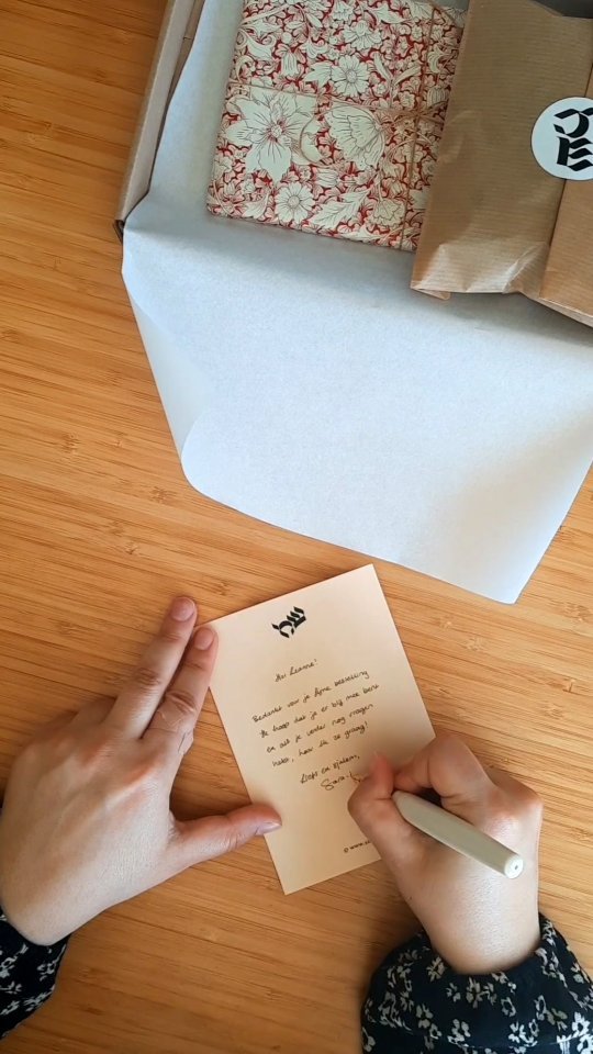 Pack an order with me! 📦❤️
Ik pak al mijn bestellingen in met leuke papiertjes, want mijn producten zijn ofwel een cadeautje voor een ander óf een cadeautje voor jezelf! 🥰
▪︎
#smallbusiness #packingorderswithme #packingreelssmallbusiness #christelijkevrouwen #christelijkehoofdbedekking #christelijkewebshop #verpakkenmetliefde #bestellingeninpakken #bedanktvoorjebestelling