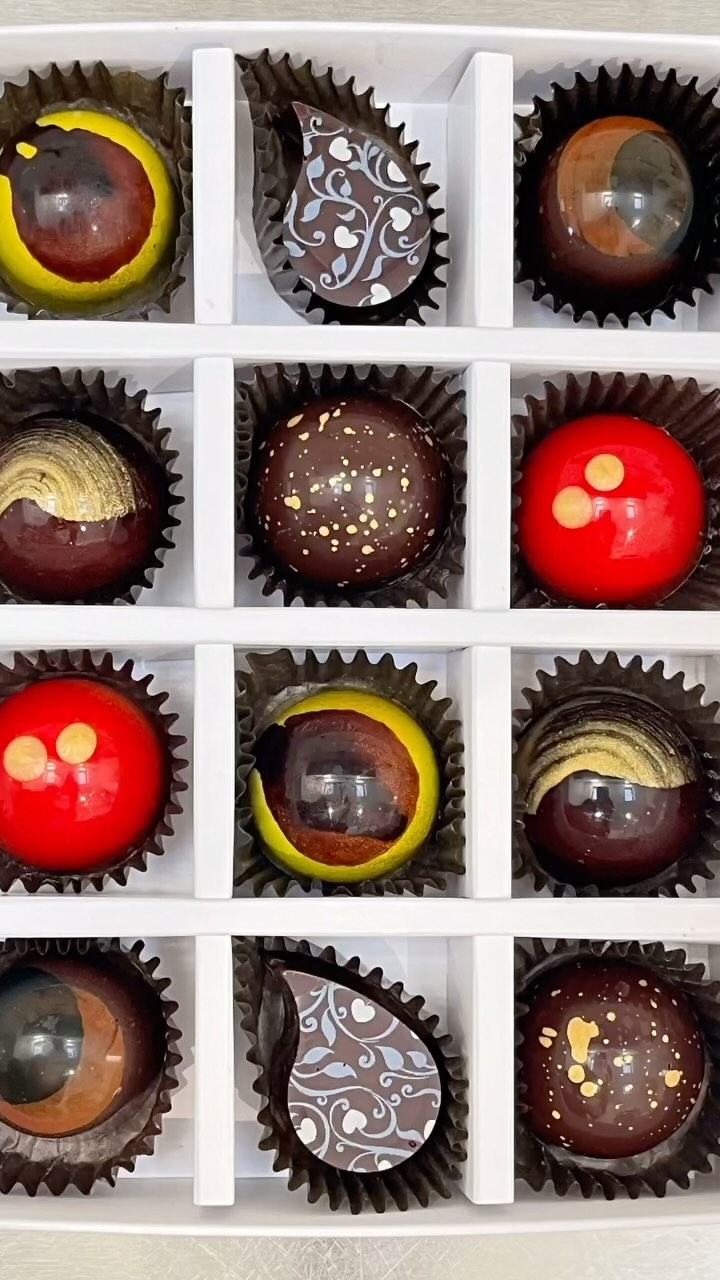 Say it with chocolates ❤️💛🖤💚
“Create your own selection box” is available on our webshop 💌
Check out link in bio for all upcoming events📍
See you soon 🌹
__________
#chocolate #craftchocolate #chocolat #culinary #foodie #finefood #handmade #handcrafted #artisan #chocoholic #truffles #bonbons #shoreditch #finechocolate #shoplocal #shopmarket #valentineschocolate #valentinespecial #beantobar #singleoriginchocolate #cacao #cocoabeans #chocolatemaker