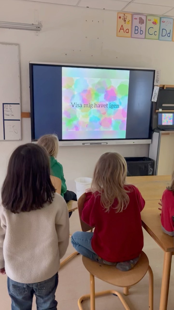 Under förmiddagen skrev vi återberättande text om besöket på Östersjöhuset på Skansen. På eftermiddagen sjöng vi havssånger; Sol, vind och vatten och Det kommer bli bra. Vi upplever och arbetar med temat i alla dess former.