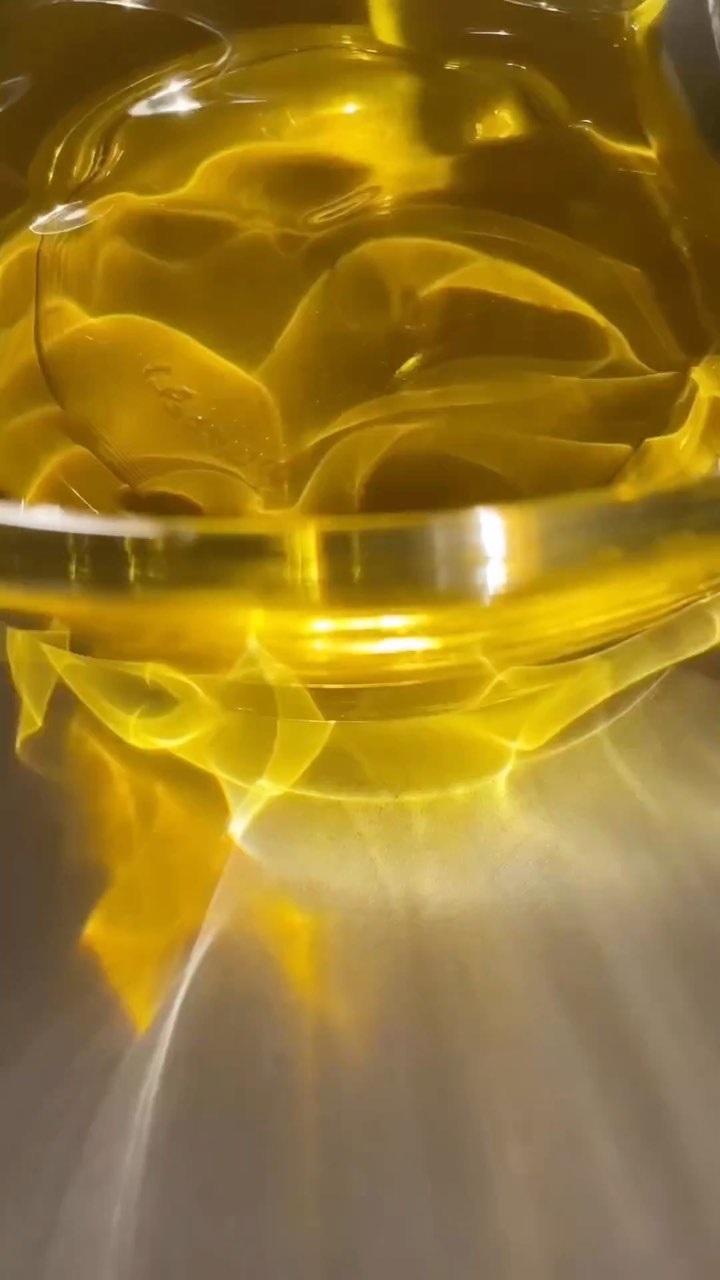 How our soap making process always starts : with a mesmerising blend of raw oils & butters 🤤
Another year has gone by, thousands of soaps made and sent into new homes. Thank you so much for all your support & to those who made the switch from bottle to bar this year 🤍 In 2023 we’re going clean-er than ever + we cannot wait to show you what we have in store.
Wishing you all a Merry Christmas and Happy New Year 🎊
.
.
.
.
.
#handmadesoaps #artisansoaps #soapmakingaustralia #essentialoils #vegansoap #naturalsoapmaking #naturalsoap #naturalsoaps #barsoap #natural #naturalskincare #smallbusinessaustralia #veganskincareaustralia #botanicalskincare #madebyhand #cleanbeauty #zerowaste #noplastic #sustainable #ecofriendlypackaging #ecofriendly #australianmade #bodyoil #naturalbodyoil #soapdish #onyx #giftideasau #giftideas #australianmade