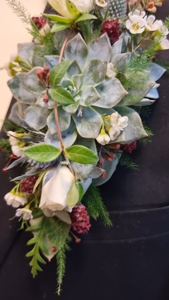 Floristiopiskelijat treenailivat tällä viikolla erilaisia korumaisia töitä ja uurnakoristeita
@ahlmanedu @ahlmanviherjakukka #floristiopiskelija #learningbydoing #learningfloristry #floraljewellery #studentdesign