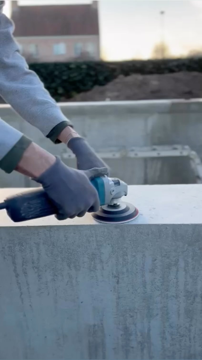 Beton polijsten 🛠️ Zwembad zonder liner - Betonnen afwerking ✔️ #concrete #concretedesign #beton #polijsten #zwembad #construction #pool #pooldesign #poolconstruction #gardendesign #zwembaden #zwembadindetuin #betonwerken #concretepool #concretepools #betonnenzwembad #reels #reelsinstagram #bouw #zwembadbouwer #zwembadbouwen