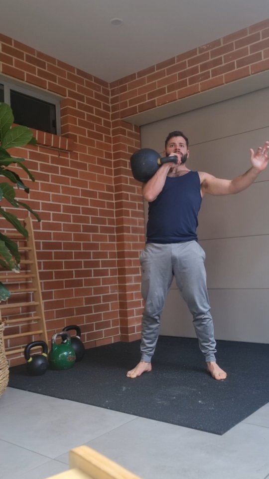 Pistols, get ups and cleans today.
Quick density style finisher.
48kg x 25 reps each arm in shortest time possible
Simple and effective.
#kettlebells #strengthtraining #simpletrainingrealresults