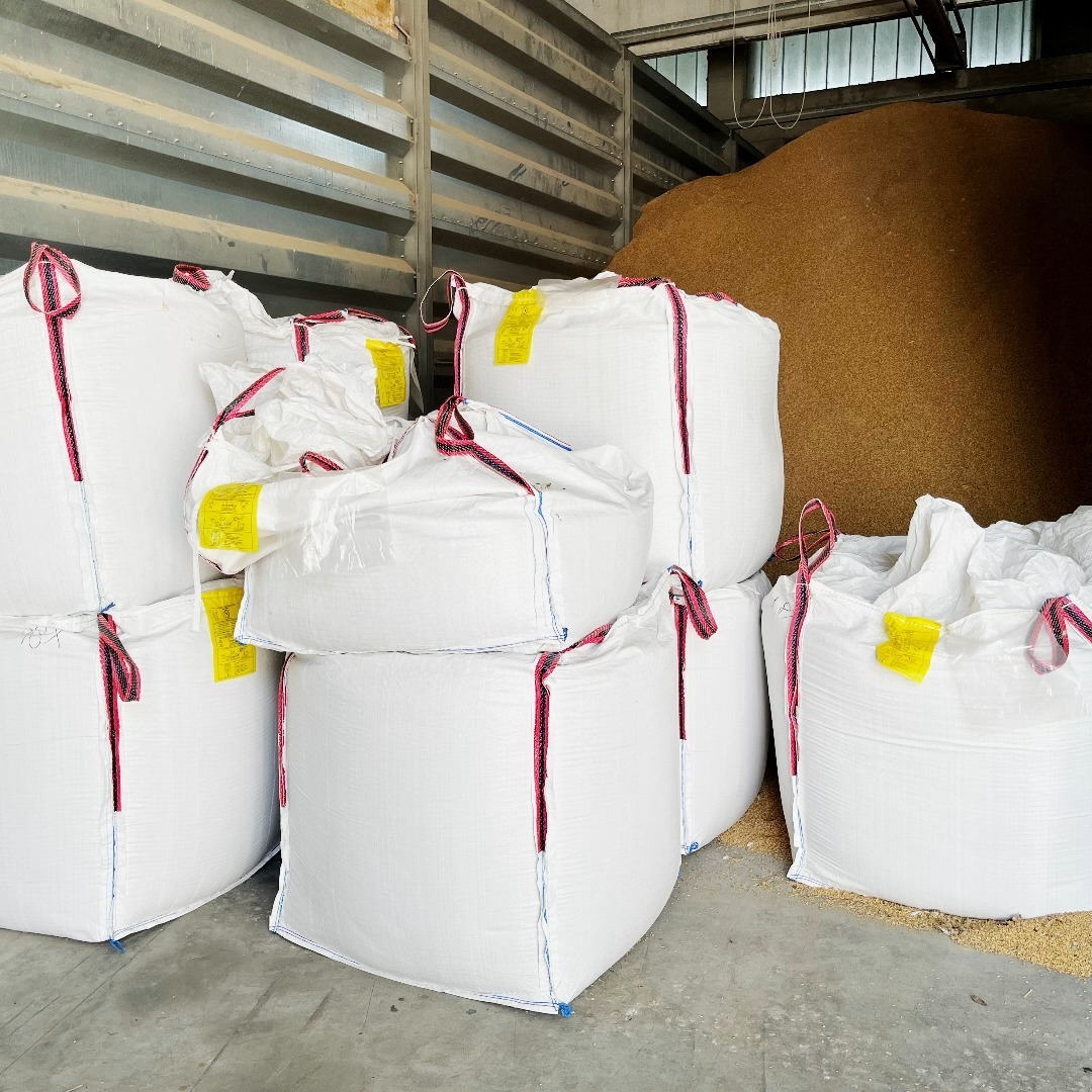 "La nostra passione per la terra si riflette nel nostro riso di prima qualità. Coltivato con amore e cura. Dalla terra alla padella, garantiamo freschezza e gusto autentico! 🌾🍚 #DallaTerraAllaPadella #RisoDiQualità #ProdottiNaturali #CucinaSana #SostenibilitàAmbientale"