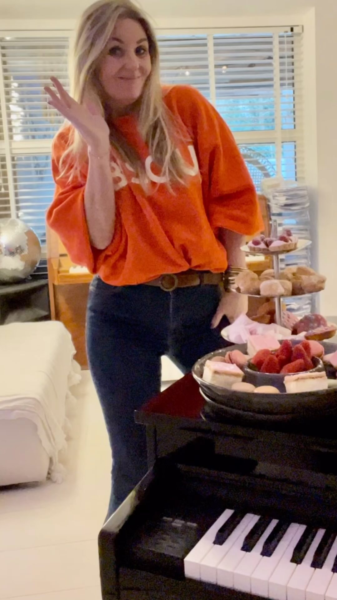 Cake by the โVOCALSโ today..๐๐. Want ik ben Jaaaaarig!๐๐ถ๐๐ผ๐๐ฅณ#zangles #smikkelen #taartjes #DeZingstudio