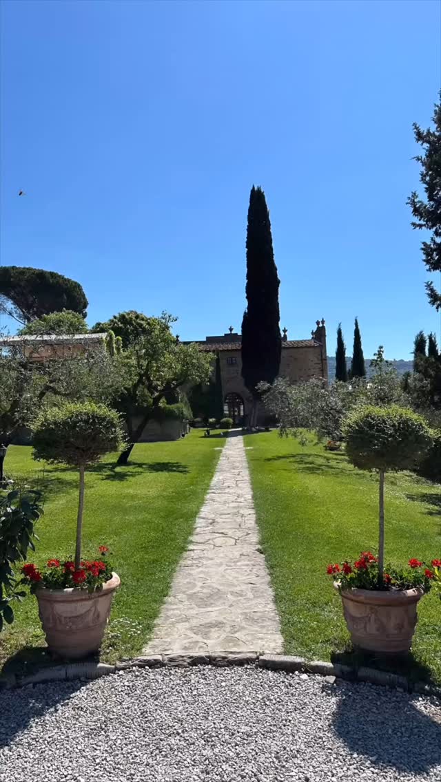 Ci sono posti che non si visitano.
Si vivono.
Immersi tra le colline di Cortona, @ilfalconiere non è solo un Relais & Châteaux: è un sogno ad occhi aperti tra vigneti, tramonti dorati, cucina stellata e un’accoglienza che profuma di casa.
Qui respiri la Toscana autentica:
• colazioni con vista sui cipressi
• percorsi benessere ispirati al vino
• una cena gourmet firmata Silvia Baracchi
• camere che raccontano la storia di una famiglia e del suo amore per la terra
Chiudi gli occhi. Sei già qui.
#IlFalconiere #RelaisChateaux #ToscanaSegreta #LuxuryRetreat #CortonaExperience #WineAndWellness #VitaDaSogno #ItalianHideaway #SilviaBaracchi #SlowLuxury