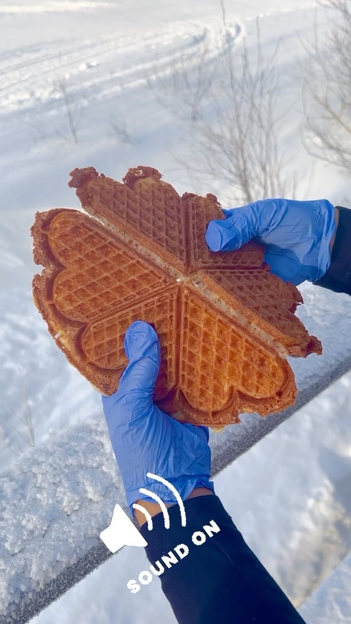 Er feedback betyder mycket för oss och vi jobbar på att bli så bra som möjligt. Därför har vi ett nytt recept på våffelsmet vilket vi hoppas tillfredsställer alla fras-lovers🧇❤️
Volume Up!🔊⬆️ #vaffle #lillastugan #åre #vågflor #frasvåfflor