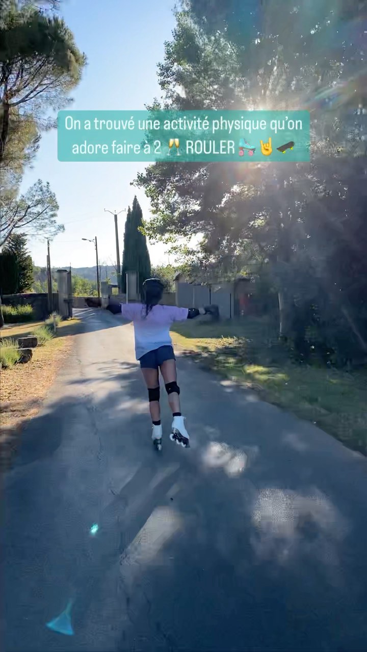C’est Roller #inlineskate pour moi, et #onewheel pour lui 🥳🛼🛹 j’apprivoise toujours mes ROLLERS artistiques : c’est pas tout à fait la même sensation que sur la glace, et malgré les années de glisse et toutes les figures un peu dingues que j’osais à 16 ans, je vois que j’ai encore un peu peur des chutes car ce n’est pas non plus pareil que des rollers. Mais j’suis super heureuse ce soir car une grande partie de là peur est partie, et j’ai pu pratiquer quelques exercices nouveaux, et surtout ramollir mes nouvelles bottines ⛸🛼🤘 car plus je les pratique, plus je pourrai tenter de nouvelles figures confortablement 😊 Puis c’est fou, j’oublie le temps quand je roule, ça muscle les fesses sans y penser 🤘😁 en plus c’est des trucs qu’on aime faire en amoureux : on a fait du karaté ensemble, mais personnellement ça me demande beaucoup plus de concentration, les arts martiaux. Là, quelle liberté !
TIPS: si tu veux te tonifier facilement, choisis une activité qui te rend HAPPY , t’auras toujours envie de progresser et de recommencer !
@espaceproshop @rideonexperience #inlineskating #rollergirl #officeskating