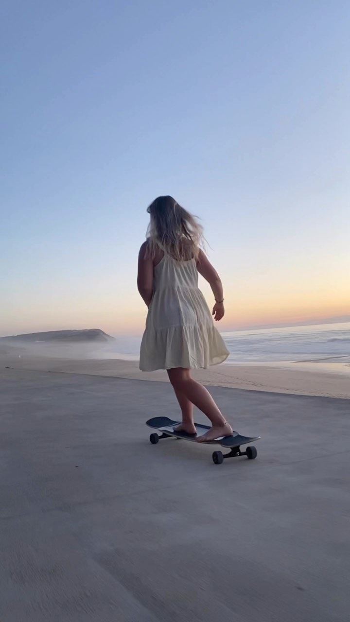 Longboards & sunsets, what more do you need in life…✨
The dreamiest spot whilst at @the_longboard_camp in Santa Cruz a few weeks back. Barefoot longboarding is a game changer but it’s also scarier than it looks!
🎥Massive thanks to @amiierracle