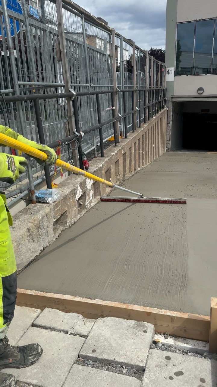 Gjutning ramp, ingen lek😅
#tyresöbetong #tyresobetong #concrete #betong #betonggjutning @multiquip @miltiquipuk #concreteslab #concreteflatwork #rebar #concreteramp #miljöbetong #slagg