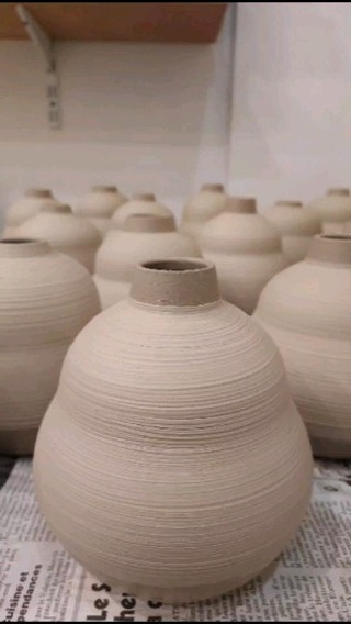 NOËL 🎄 ???
_____________________________
Quand est-ce qu'on peut commencer à évoquer le fait que Noël arrive une année de plus ??
Et que bientôt c'est la course aux cadeaux...
De mon côté, à l'atelier, comme ce que je fais est fait main et prends beaucoup de temps, Noël commence à arriver dès le retour des vacances d'été... les potes céramistes me comprennent bien...
Du coup je me suis dit que comme novembre est déjà bien entamé, et qu'à part la fête des morts et l'armistice (drôle de coïncidence) quoi de mieux que de commencer à vous dévoiler ce que ce passe derrière mon tour ?
Voilà donc un petit récap de tout ce que j'ai pu fabriquer après la série de vases pour @bergamotte
L'invitation est donc lancée, soyons fous, venez nombreux pour cette huitième (punaise !) Boutique de Noël à l'atelier !!
D'autres petites surprises arrivent bientôt, cette année il y aura aussi beaucoup de plantes en complicité avec @les_plantes_de_gigi
Affaire à suivre...
Alors tout ça se passera à l'atelier Temps de Terre, toujours au 2 Avenue Courteline dans le 12ème. Les 16 et 17 décembre 2023.
À très vite !
✌️
_________________________
#cadeauxnoel
#faitmainenfrance #handmadegifts #viedatelier #paris #paris12 #boutiquedenoel #plantelovers #ceramique #tempsdeterre