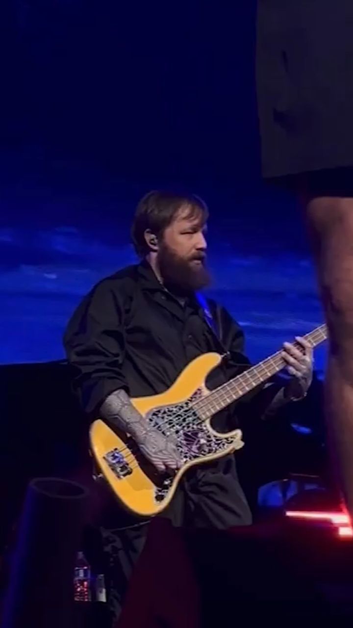 What a honour to see my art work pickguard on Imagine Dragons stage
#imaginedragons #benamckee #danreynolds #sadowsky #bassguitar #alperiouspickguard #trf #pickguard #stratchplate #musician #bassmusician #bassplayer #bassguitars #stageperformance #fenderbass #jazzbass #precisionbass #laklandbass #musicmanbass #rickenbackerbasses #usamusicians #usabassplayer