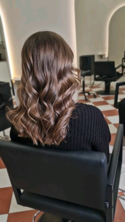 Brunette 🫶
By @helibow
#helibow#bowhelsinki#parturikampaamobow#kampaamohelsinki#brunette#expensivebrunette#browniebrunette#brownhair#brunettebalayage#brunettehair#hairsalon#hairreels#goldwellcolor#hairinspiration#oribehair#oribeobsessed#oribehairfinland#goldwellnordic#hairdressersoffinland
@goldwellnordic
@oribe
