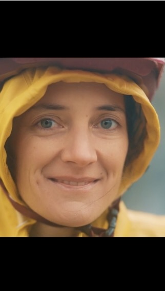 Série « Les rêveurs pragmatiques » pour le @cea_officiel .
Épisode 3 avec Camille.
Lors de l’écriture de cet épisode, j’avais pas envisagé qu’il puisse pleuvoir. @xavierlaurent31 a la caméra non plus. Pourtant qu’il pleuve ou qu’il vente, c’est à vélo que Camille se rend tous les matins au CEA à Grenoble. Alors on a sorti le matos de pluie et on a shooté. C’est là dans l’humidité et le froid du mois de Novembre qu’Henri et Xavier ont réussi à faire ses belles images. Elles prouvent qu’une belle météo ne fait pas tout. La créativité et l’esprit d’équipe par contre … n’est-ce pas @amanda_bgno ? Productrice remonteuse de moral !
✌🏼
—
@agencebproduction
@xavierlaurent31
@amanda_bgno
@henrimothe
@charlottecario