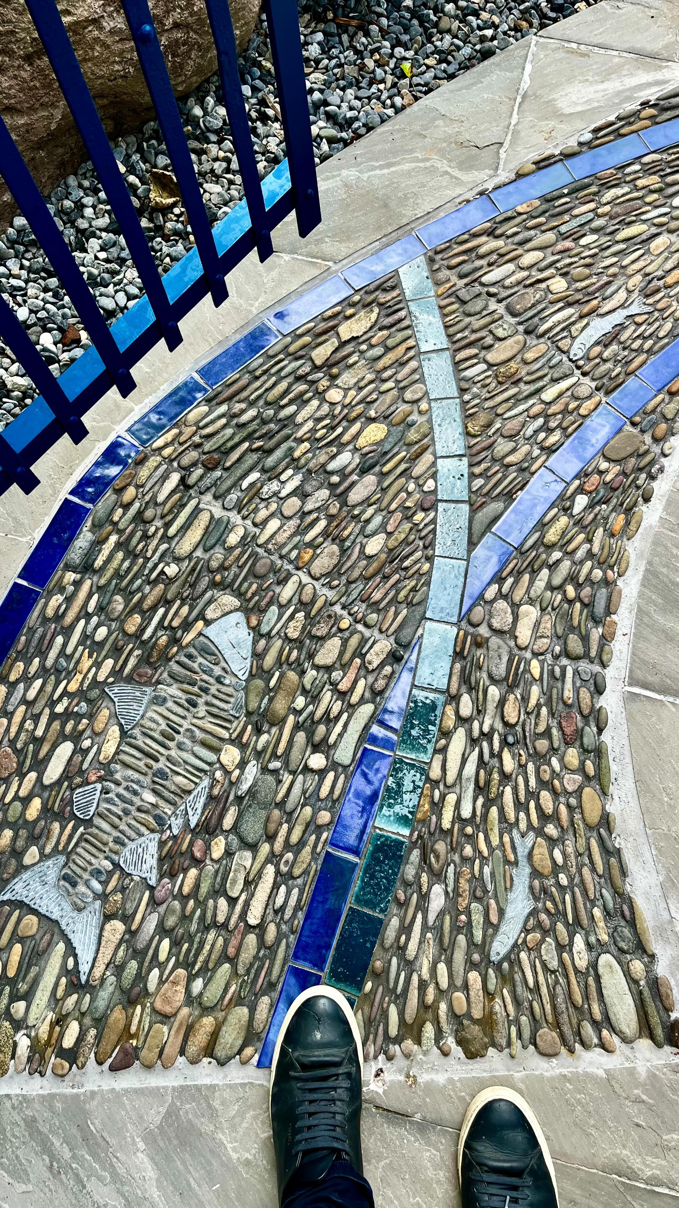 A short reel of the making of the ‘Salmon life cycle’ mosaic i made for the community garden at Coomhola National School in West Cork late last year. Music in the reel by @pollybarrettmusic (I can actually hear the ocean every time I listen to this lovely piece of music by Polly. #mosaicsbysunnywieler #pebblemosaic #stonework #westcork