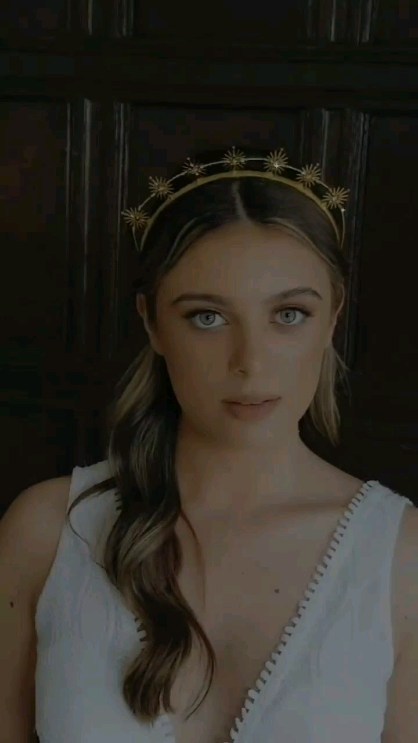 C E L E S T I A L - I love creating beautiful star filled accessories. Lots of sparkles, stars and moons adorned with luminescence and light 💫
.
.
.
#wedding #weddingheadpiece #weddinginspiration #bridalheadpiece #bridalhair #bridetobe #bridalaccessories #celestial #stars #bridalcrown #bridaljewelry #bride #weddingdress #weddingideas