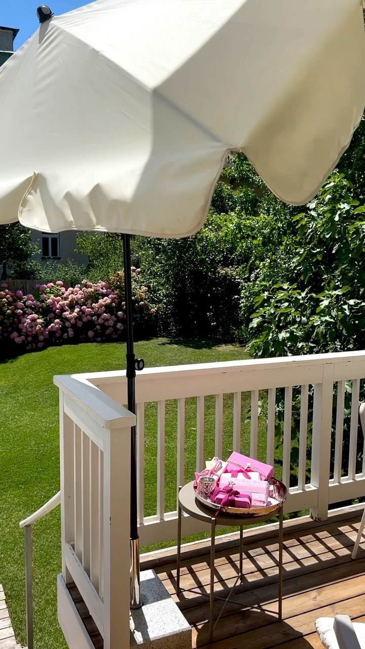 It’s still quiet 🤫 I‘m waiting for the party to start 💝
What is your favorite fabric pattern?
#geschenkstoff #wrapwithfabric #birthdaygirl #sweetsixteen #reuse #passon