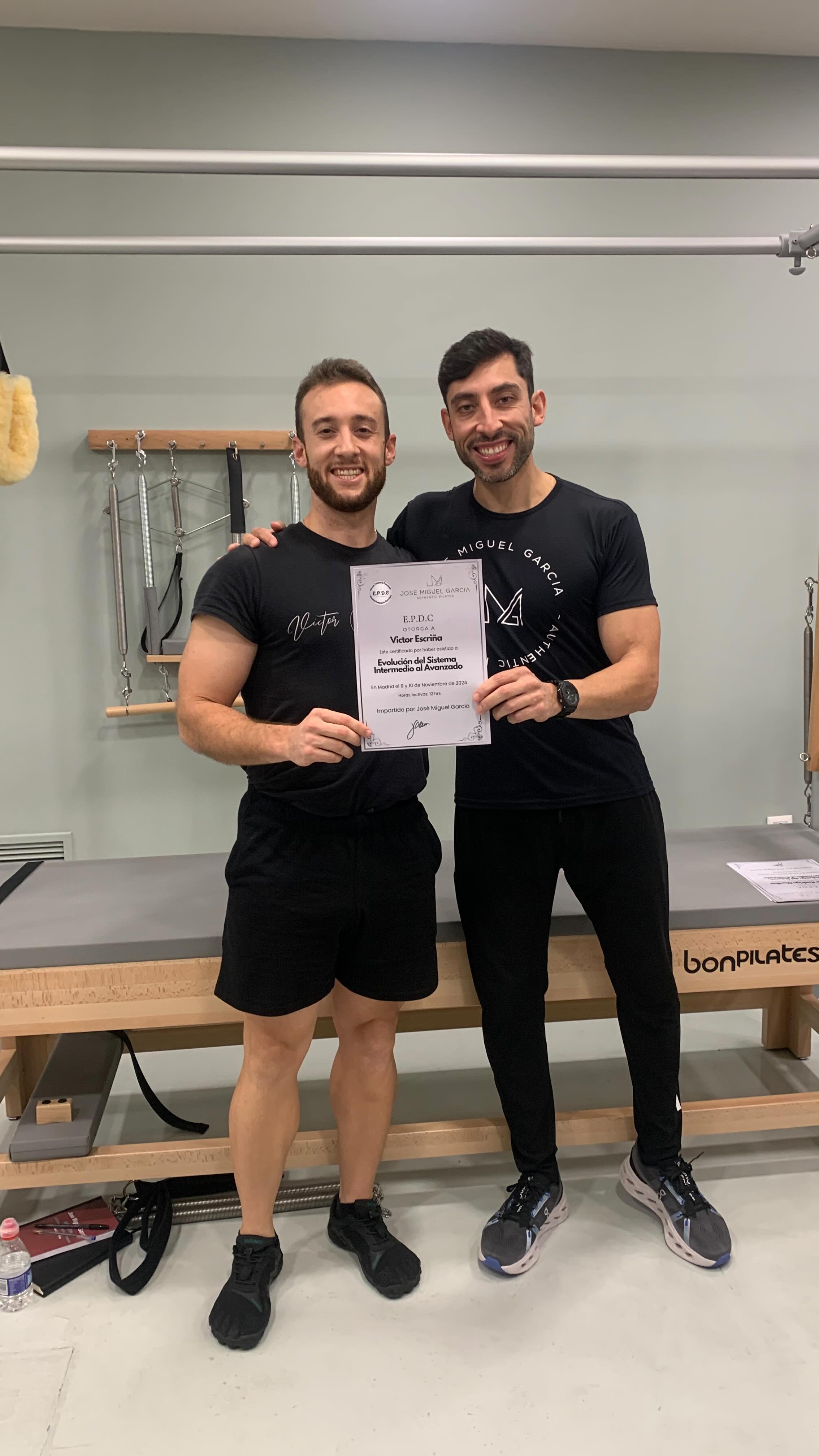 No vas a leer nada nuevo en esta publicación así que.. puedes darle un “me gusta” y pasar a la siguiente o deslizar más abajo y seguir leyendo 😘
.
.
.
.
.
.
.
.
Fin de semana de formación con el gran @josemiguelgarciapilates @jmgauthenticpilates un gusto poder compartir un pequeño trocito de tu camino.
Todos somos granos maíz pero no todos estamos dispuestos a pasar por el fuego para convertirnos en palomita de maíz.
La diferencia entre un antídoto o un veneno es la dosis.
Y muchas más…
Abrumado del estudio tan utópico de @kt_el_estudio @karol_tamayo_pilates y agradecido por su profesionalidad y su buena gestión del centro.
Gracias a todos los compis y la buena vibra que se respiró a lo largo del finde.
Si has llegado hasta aquí comenta con una🐢
@alex.raspopov @teampilates.studio @julia.pujalte.dolera @alamo.pilates @gioiabenedini @vanebopilates @lorenauve.pilatesclasico @physiopilatesmariola
#pilates
#pilatesmat
#PilatesLovers
#PilatesBody
#pilatesfitness
#PilatesReformer
#PilatesWorkout
#PilatesTime
#PilatesStyle
#PilatesMovement
#PilatesPower
#PilatesTraining
#reformerpilates
#PilatesParaTodos
#PilatesFuncional
#entrenamiento
#training
#salud
#health
#healthy
#fitness
#bienestar
#transformatucuerpo
#abdomen
#rivasvaciamadrid
#rivas
#madrid
#vem
#vempilates
#menosesmas