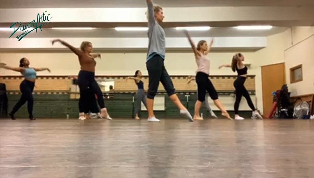 MONDAYS // 18:30-19:30 // Beg/Int LYRICAL JAZZ! Join in on the fun with @jules_dance_uk
£10 plus £2 entrance fee
Having some prior knowledge or past experience to dance is preferred but not necessary. Drop in’s are welcome!
▶Lyrical dance is a combination of ballet, jazz, and contemporary. There is an emotional connection to the music and lyrics. Each class consists of a 30 minute follow along warm up focusing on basic technique and dynamic stretches followed by a routine. We begin new routines every 5 to 6 classes. With each routine we explore a different aspect or style that falls within the realm of lyrical jazz.
#danceattic #danceatticstudios #lyricaldance #lyricaljazzclass #londondanceclasses #london #fulham #danceclass #beginnerslyrical #intermediatelyrical