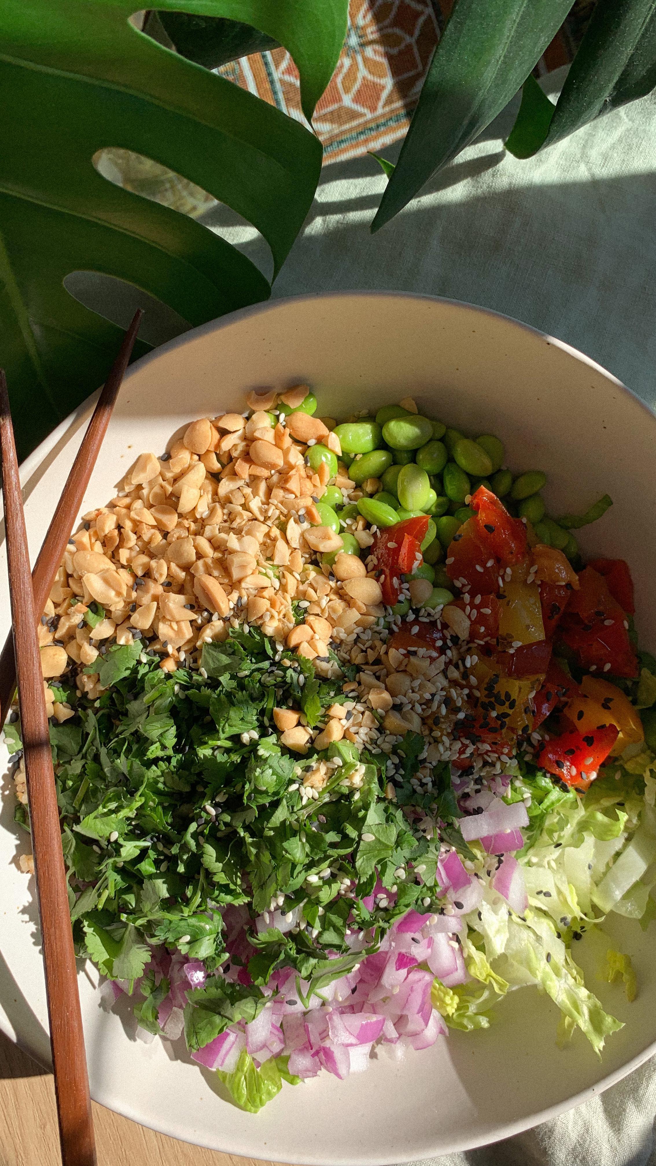 🌈🌈🌈🌈🌈🌈🌈
Rainbow vegan tahini & peanut salad
1 cos lettuce chopped finely
1 cup cooked brown rice & quinoa mix
1/2 red onion, diced
1 cup edamame beans
1/4 cup roasted capsicum (I used the jar ones)
Lots of fresh coriander, chopped
Sesame seeds
Crushed peanuts
1/4 cup tahini
2 tablespoons sweet chilli sauce
2 tablespoons soy sauce
Splash of warm water
✼ Add all salad ingredients to a large bowl
✼ Shake all dressing ingredients in a jar and pour over the top
This one’s a winner 🤌🏼
#salad #rainbowsalad #greens #easyrecipes #mealprep #mealinspo #healthyrecipes