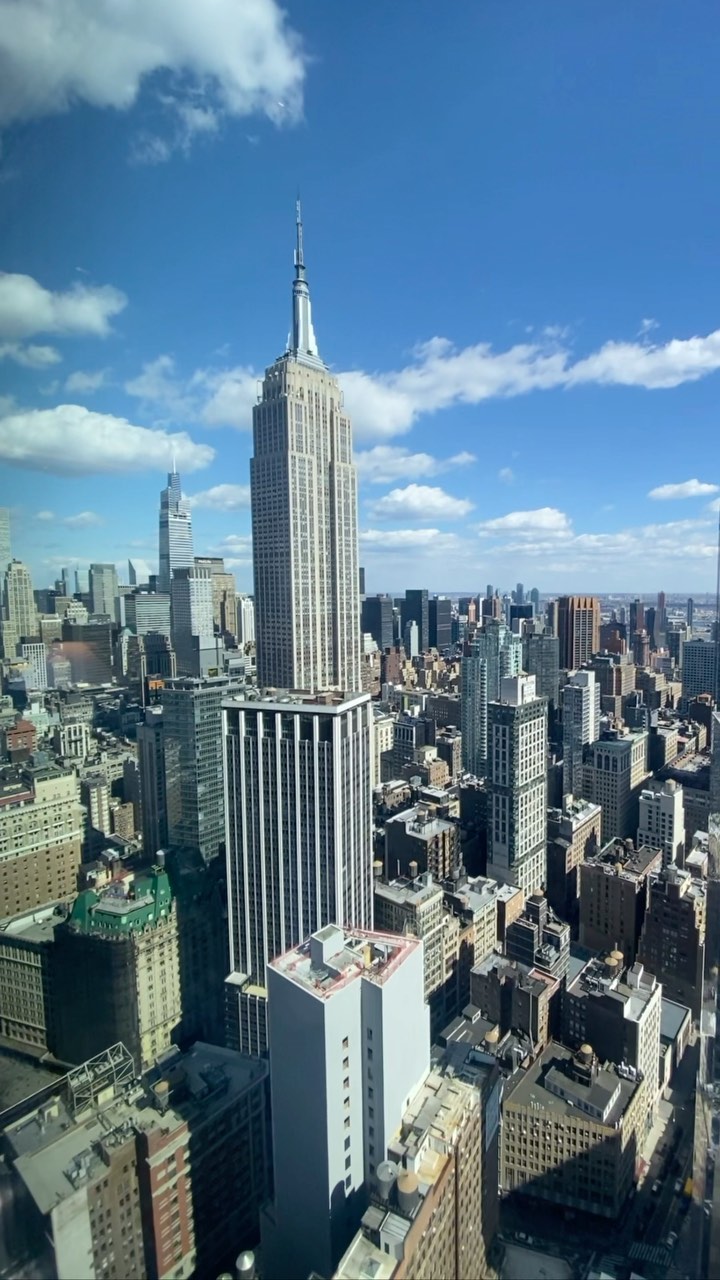 Have you ever thought that MAYBE the grass IS greener on the other side (of the bridge)? ✨🌆 Everyone thinks the best views are in Manhattan… but once you see the views from the Brooklyn side of the river… you can see why the grass is a bit greener over here🌿✨ Not to mention you get MORE of everything (space, views, light, fresh air, greenery, SPACE) for your dollar over here… just sayin’… 🏡🌉 What are you waiting for? Come on over! 🌇
.
.
.
#thegrassisgreener #theotherside #thehalupkateam #brooklynbridge #manhattanbridge #crossingthebridge #thebrooklynbridge #brooklynbridgepark #manhattanview #manhattanviews #viewsinbrooklyn #brooklynviews #brooklynvibes #onlyinnewyork #manhattanskyline #bestviewsintheworld #bestviews #thegreenlady #bestviewsinthecity #bestviewsintown #viewforview #viewhunting #viewhunter #brooklynheights #downtownbrooklyn #dumbobrooklyn #viewsfordays #skylineviews #bestskylineintheworld