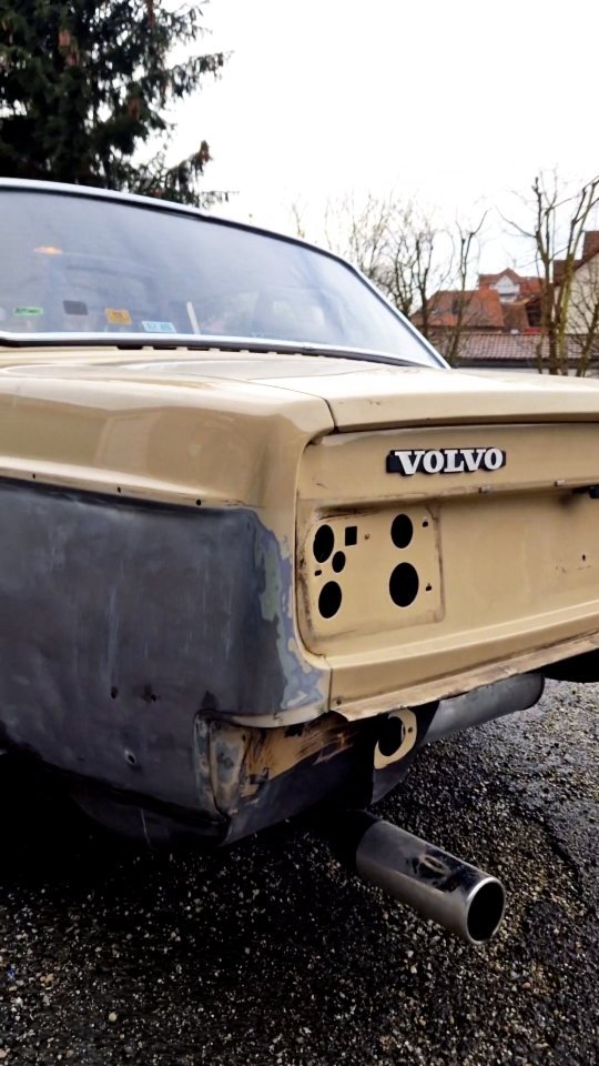 Abend's gehts an unserem privaten Volvo 244 weiter-Entrostung und Teillackierung stehen an.
#volvo #volvonation #volvo244 #volvooldtimer #lackierung #volvopower