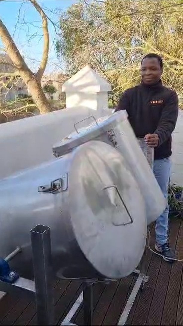 How do we make sure the coffee is evenly blended? This is how! We call the mixer "Bertha" š Sun's out, Bertha's out.
.
.
.
#roasterscoffee #coffee #cafe #coffeeshop #roasterdaily #roastery #morning