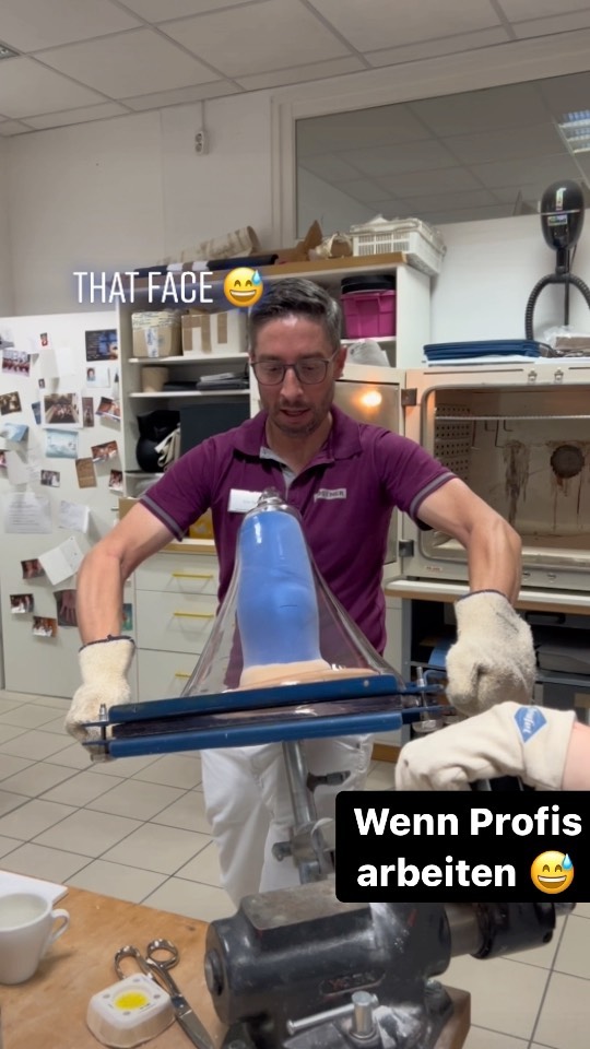 🇦🇹Einmal arbeiten wie ein Profi… 🤦🏽♂️🙈😅
•
🇬🇧working like a Pro 🤦🏽♂️🙈😅
•
•
#orthopädietechnik #oandp #tiefziehen #testschaft #checksocket #unterschenkelprothese #belowkneeprosthesis #funatwork
#idiotsatwork #teamworkmakesthedreamwork