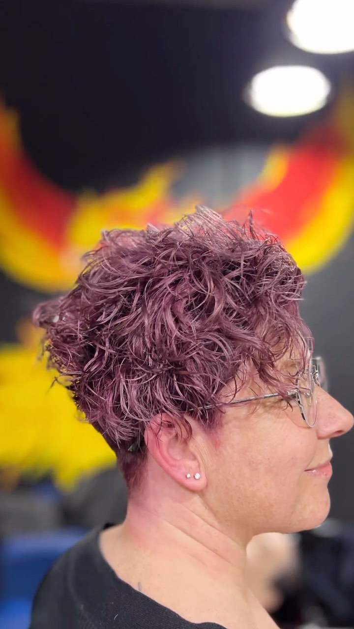 Die Welt der Farben hat viel zu bieten, probier einfach mal etwas Neues aus 🫶
Vielen Danke für Dein @vanessavolmer
#wirschneidendortmund
#ctmstr #cutmasterdortmund #friseurdortmund #transformation #glynt
#hair #haircolor #hairdresser #beauty #wow
#dortmund #phönixsee #frisuren #hairstylist
#blondehair #frisur #style #happy #love #fashion
#frisurentrends #haircut #frisurenideen #schön #haare