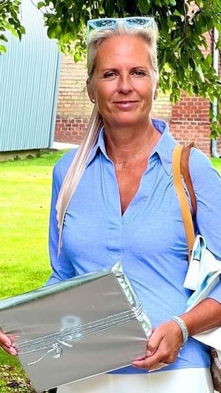 Diesmal habe ich ein sehr festliches Outfit gewählt. Ich werde nämlich gerade zu einer Silbernen Hochzeit gebracht.
In Österreich dauert eine durchschnittliche Ehe 10,6 Jahre. Umso schöner, dass ich heute hier mitfeiern darf. 😀
Wenn ihr auch schon Silberne Hochzeit feiert, sende ich zum schönen Verpacken der Geschenke gerne einen Geschenkstoff zu. Einfach „folgen“ und im Kommentar ein paar Worte zu deiner Geschichte😀
#geschenkstoff in Silber! #mitstoffeinpacken #soschön #wiederverwenden #silberhochzeit @felmayers.gastwirtschaft