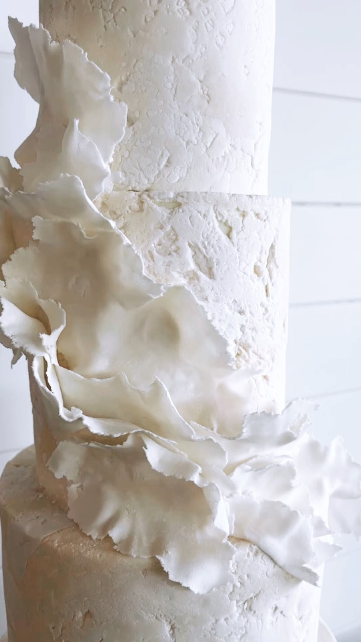 So many quotes going out at the moment and ruffles are the vibe 😍
This glamour was created for Meg & Lamond’s @figtreerestaurant wedding late last year.
#ruffles #rufflecake #weddingcake #weddinginspiration #texture #byronbaywedding #byronbayweddings #byronbayweddingcake