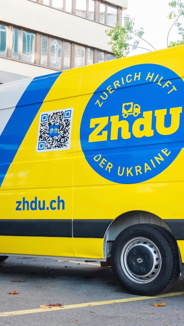 Wenn du an etwas glaubst und eine Vision hast, werden andere folgen! So viele Menschen vertrauen uns und glauben an uns. Dazu gehört auch eine Organisation namens @moveukraine, die einen Lieferwagen gekauft und uns angeboten hat, ihn mit ihnen zu teilen und mit sogar mit unserem Logo zu bedrucken. Dieses grossartige Geschenk hilft uns, die Spenden direkt bei unseren Spender:innen abzuholen.
Wir sind dankbar für die fruchtbare Zusammenarbeit mit MoveUkraine. Die Organisation ist eine in der Schweiz und der Ukraine offiziell registrierte Wohltätigkeitsorganisation und hilft ukrainischen Familien beim Wiederaufbau ihres Lebens, indem sie ihnen sichere Wohnungen in der Ukraine zur Verfügung stellt. MoveUkraine renoviert und nutzt alte Gebäude, um sichere Unterkünfte für Binnenflüchtlinge zu schaffen, und stellt Nahrungsmittel, Medikamente, Kindertagesstätten sowie emotionale und psychologische Unterstützung für kriegstraumatisierte Familien zur Verfügung. Vielen Dank an das Werbetechnikunternehmen @asg.werbetechnik, das den Transporter nicht nur wunderschön foliert hat, sondern auch dieses tolle Making-of-Video zur Verfügung gestellt hat.
💙💛🚛 ENGLISH 💙💛🚛
If you have something you believe in and have a vision, others will follow! So many people trust us and believe in us. This includes the help of an organisation called @moveukraine, that bought a van and offered us to share it with them. They even offered to print our logo on it. This great gift helps us to pick up donations at our donors‘ preferred locations.
We are grateful for the fruitful cooperation with MoveUkraine. The organisation is an officially registered charity in Switzerland and Ukraine that helps Ukrainian families rebuild their lives by providing them with safe, welcoming homes in Ukraine. MoveUkraine renovates and uses old buildings to create safe shelters for internally displaced people, and provides food, medicine, day care centres, and emotional and psychological support for war-traumatised families. Many thanks to the advertising technology company @asg.werbetechnik, who not only beautifully foiled the van, but also provided this great making-of video.