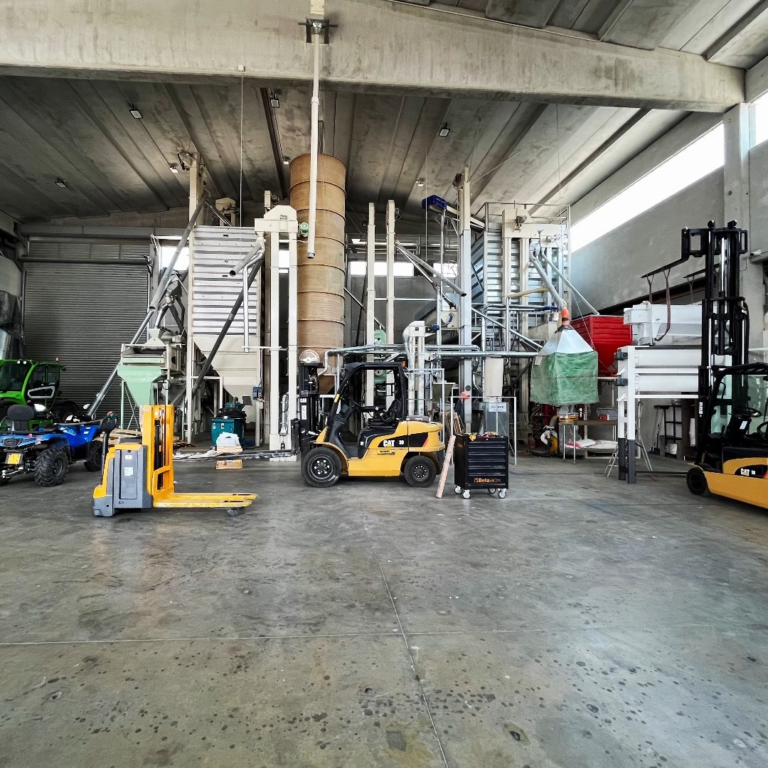 "La nostra produzione di riso è all'avanguardia! Con impianti all'ultimo grido, garantiamo la qualità che ci contraddistingue. La modernità al servizio della tradizione: dalla terra alla padella, la nostra missione continua a brillare. 🌾✨ #TecnologiaAvanzata #RisicolturaInnovativa #DalCampoAllaTavola #SostenibilitàAmbientale #DallaTerraAllaPadella"