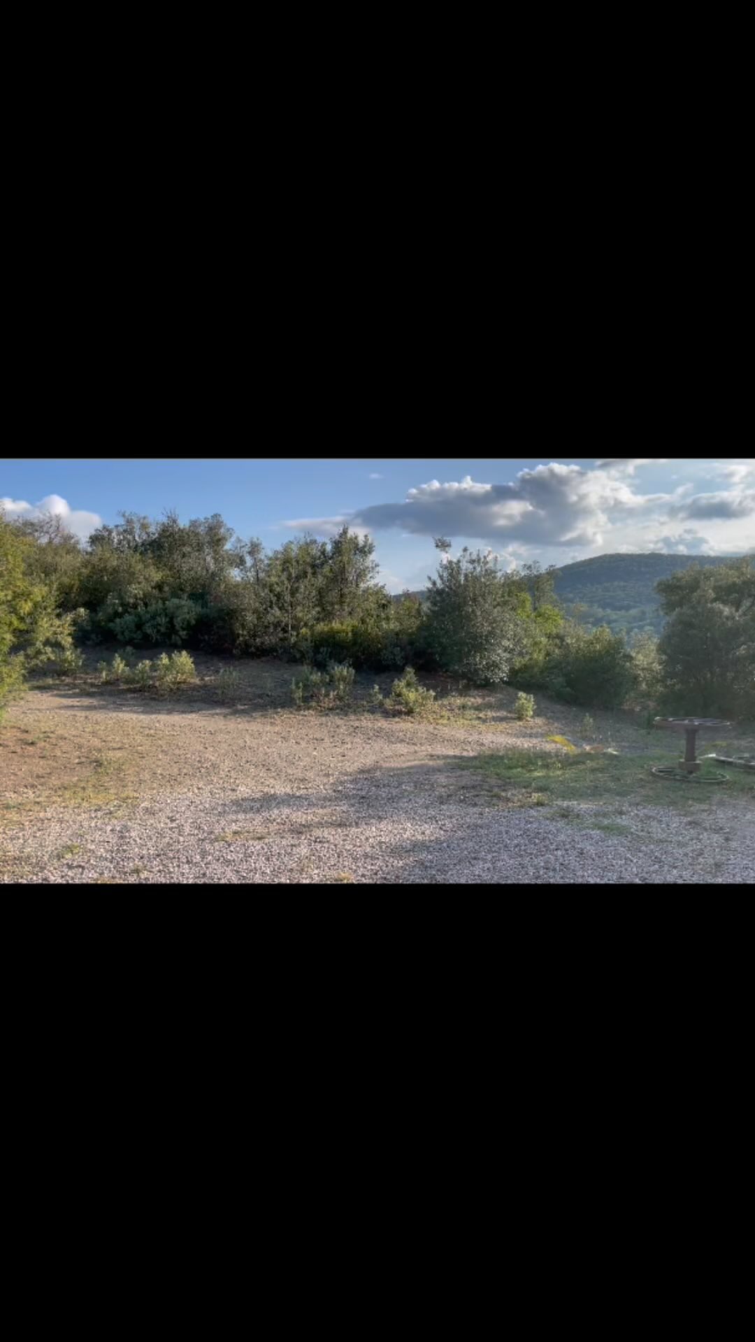 Une barque s’est échouée derrière le Mas pour le plus grand bonheur de nos salades et plantes aromatiques, d’autant plus qu’il pleut aujourd’hui. Envie d’un déjeuner ou dîner dans un lieu calme au milieu de la nature, réservez votre table au Mas la Marchette. #tabledhôte #accordmetsvins #nature #winetasting #voyage #chambredhotesdecharme #pyrennesorientales_tourisme #tourismeoccitanie #oms66 #maslamarchette