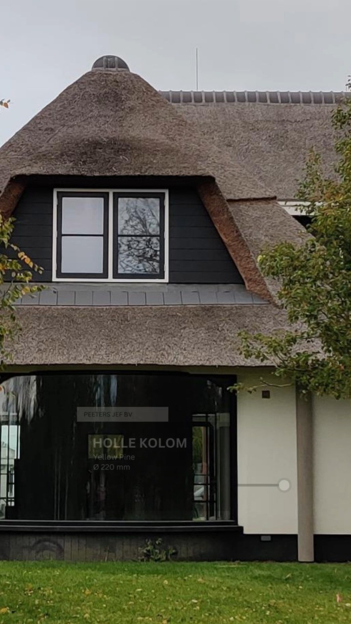 Onze kolommen sieren de gevel van deze mooie landelijke villa in Nederland.
Hoewel onze holle kolommen meestal constructief in gezet worden, dienen ze bij deze woning enkel ter decoratie.
Door het behandelen van deze pilaren, gemaakt uit Yellow Pine hout, bekomen ze hun mooie vergrijzde look zodat ze naadloos aansluiten bij de stijl van de woning.
Wij zijn fan! 🤩
#houtenkolom #bouwenmethout #villabouw #liefdevoorhout #architectuur #hollekolom #yellowpine #houtenpilaar #houtenkolommen #hollekolommen #houtbouw #bouwenmethout #houtmaatwerk #woodencolumn #buildingwithwood #kolom