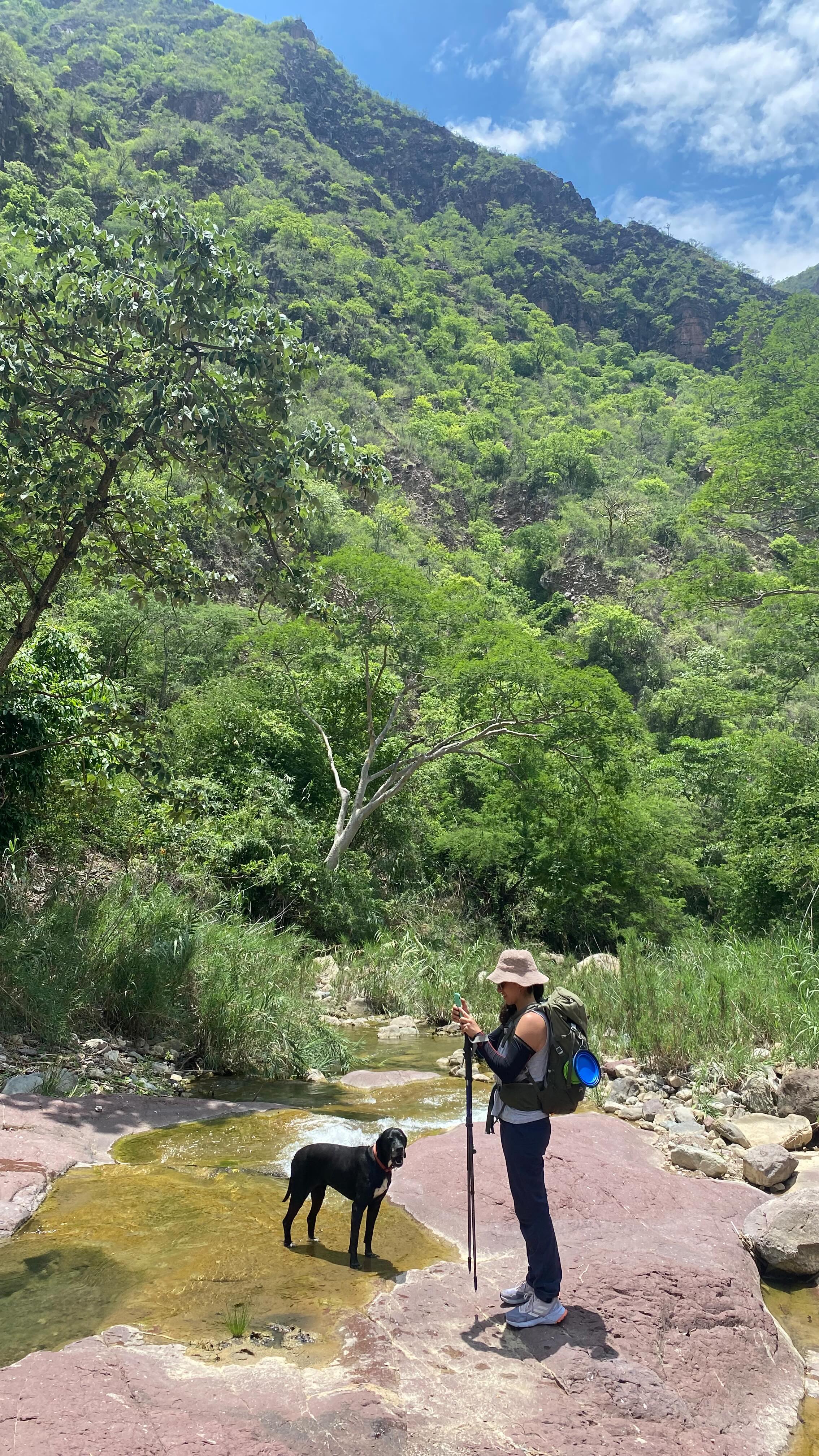 Subir un cerro puede sacar lo peor o lo mejor de cada persona. Se los digo por experiencia. A veces uno lo toma bien, se siente uno fuerte, y otras veces, puteamos. Sudamos lo que sí y hasta lo que no, montón de demonios, ahí calladitos, paso a paso. Unos muestran debilidad, otro no les gusta y se hacen los juertes, otros se quejan, otros son los realistas de lo que falta, otros lo que van lento pero seguros, pero los que si tienen asegurado el disfrute son los que se lo toman con buena actitud.