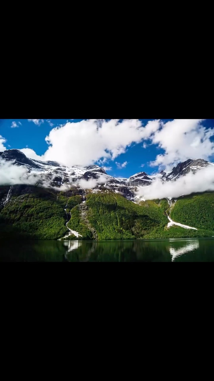 ☀️💫⛰️🌊 Beautiful views during the day, and even more cozy during the night..
Book through our website or contact us at +4799449945 on WhatsApp📲
We still have some available vehicles this summer!🚙