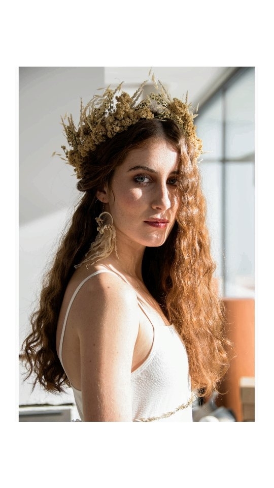 Huellas de la naturaleza.
La naturaleza forma parte de la materia prima que da forma a nuestras piezas.
Troncos, cortezas, raíces, flores, hojas... entre otros muchos, son los materiales con los que creamos con nuestras manos. Decorando o transformando en color para dotar de una riqueza singular a cada uno de nuestros diseños.
Fotografía: @irenecerezo.design
@_ruthcarpintero @lera.bea
Maquillaje y peluquería:
@irenebanon
@beautymoodstudio
Modelo: @nurialonsoric
Complementos y vestuario :
@luciadegustin
Fotografía naturaleza: @letmistik
Fotografía producto:@gorkarodriguezvina
#artesaniacontemporanea
#luxurycraftsmanship
#historiasconalma #naturaldye
#floresnaturales #tintesnaturales #naturaleza #guardianasdehistorias
#somosguardianasdehistorias #piezasunicas #modaconvalores
#modasostenible #silk
#luciadegustin
#artesaniacontemporanea #artesaniadeexcelencia #madeinSpain
#florespreservadas #Wedding #noviasromanticas #BodasÚnicas #noviaslow #lainvitadaperfecta #coronasdeflores