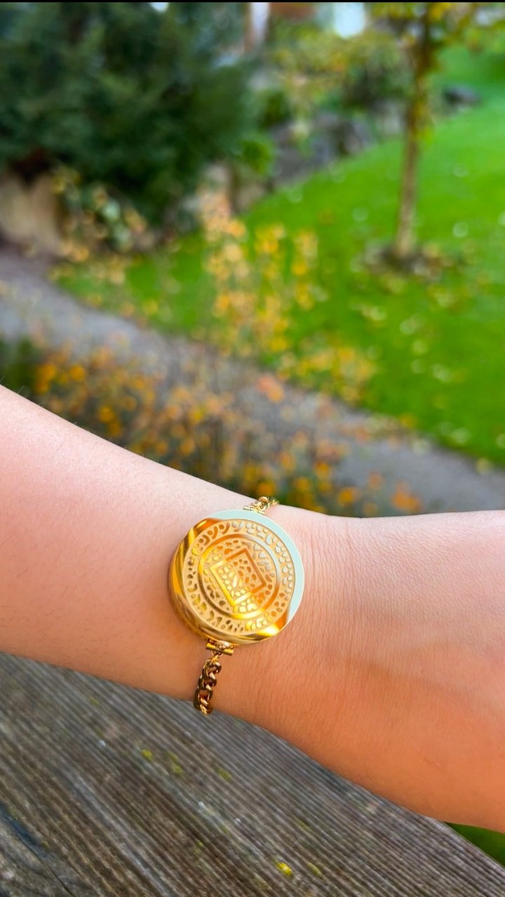 💡Tag a friend who needs to see this who is always struggling to wear bracelets.
#Easy#Hack#Bracelet#hairtie#accessories#girls#singleandlovingit#teens#lipbalmbracelet#unique#demifine#trendy#genz#genzfashion
easy hack, girls, teens, women, life hack, hair tie, unique, demifine, friends, style, trending