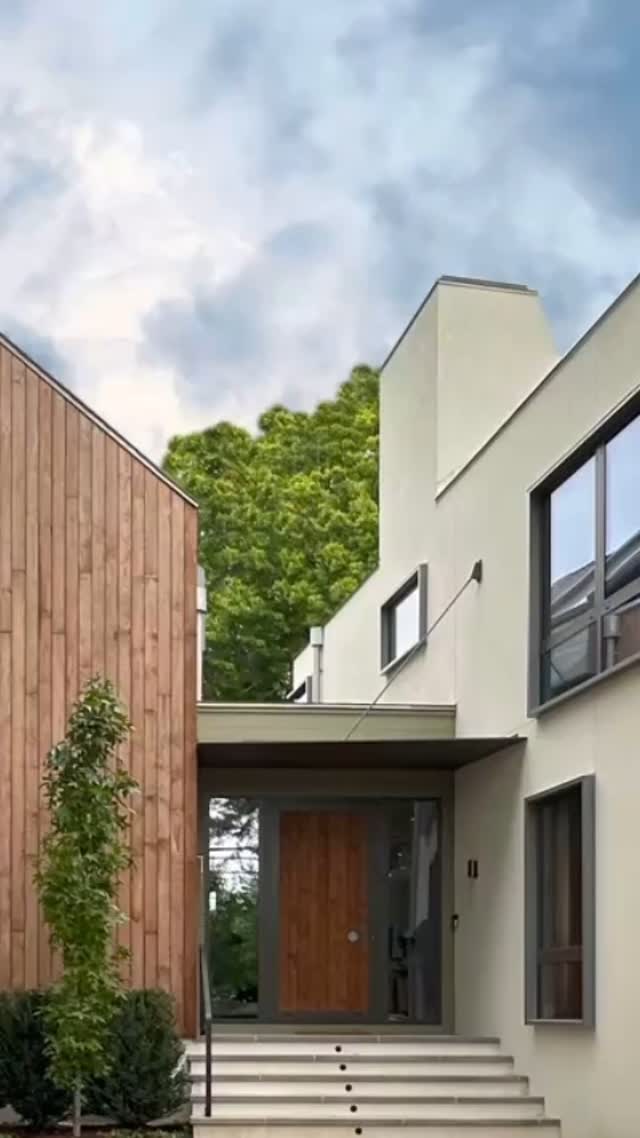 Here architecture becomes a deliberate act of framing, transforming the threshold into an architectural pause.
.
.
#luxurylifestyle #archilovers #archdaily #finehomebuilding #customhomes #coastalliving #modernarchitcture #designphilosophy #thoughtfuldesign #architettura @gatehousepartners @ecowindowsdoors @hartstonetile #stuccohouse
.
.
@andrewbartolotta_aia
@brookecrewinteriors
@brookclark_landscapearchitects