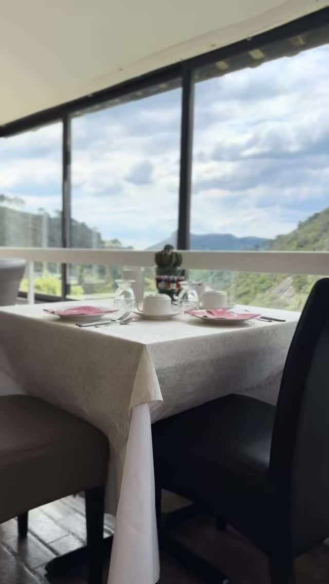 Et si votre prochain réveil ressemblait à ça ?
Petit-déjeuner avec vue imprenable sur la vallée, silence absolu, nature majestueuse.. ☀️
Avec un petit peu de chance vous pourrez apercevoir le @trainavapeurdescevennes ! 🚂
#Cévennes #PetitDéjeunerVue #MomentsSauvages #NatureLover #ValléeDesCévennes #TrainDesCévennes #SlowMorning #LuxeDiscret #ÉvasionCévenole #ArtDeVivre #VueExceptionnelle #Cévennes #VoyageInoubliable #ChambreAvecVue