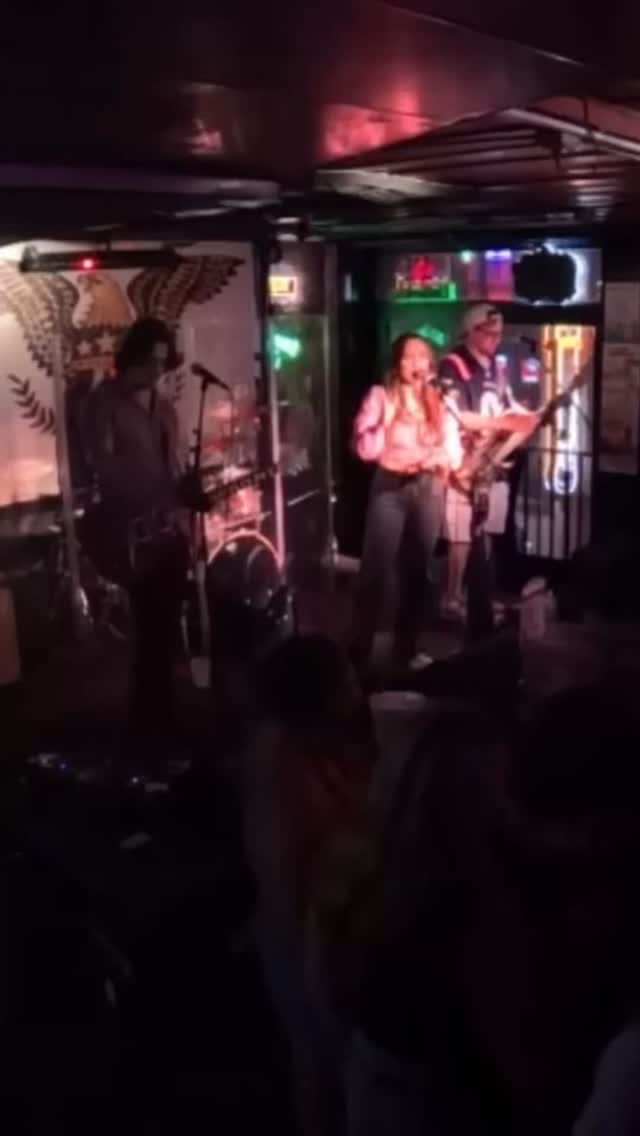 Sent ‘em straight back to their roots 🍌 🌴
#jkweloveyou #livemusic #bandhumor