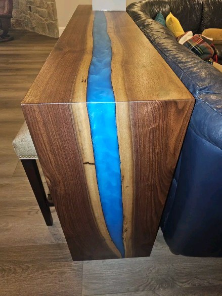 Waterfall console table complete! Perfect joint by pops!
Thanks too @ecopoxy Flow cast and @osmo_usa polyx!!
#woodworking #woodshop #localbusiness #localmade #sawmillbusiness #epoxytable #ecopoxy #epoxy #waterfalltable #