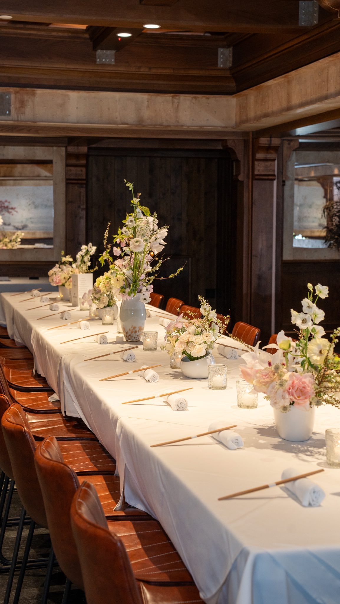 Playful, elegant and sophisticated all at once.Do you need something like this for your next event?
Don’t hesitate to reach out
#florals #nyc #floralarrangement #freestyle #cherryblossom #floraldesigner #dinnerparty #showcases #venuedecor