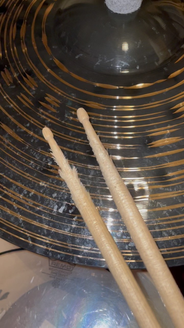 Ziet jouw instrument er na het spelen ook zo uit?
Op m’n zesde begon ik met muziekmaken. ‘Op blokfluit moet je beginnen’, werd er geroepen. Het werd al heel snel duidelijk dat slaan met blokfluit niet helemaal de bedoeling was…
Ik mocht al snel het blokfluit-groepje verlaten en starten met snaredrum-lessen. Nu zijn we bijna 2 decennia verder en speel ik bijna alle instrumenten uit het hele slagwerk spectrum.
En zoveel drumstokken verder…
#snaredrum #bandphotography #drumline #tourmanager #drums #livemusic #vicfirthsticks #meinlcymbals #slagwerkensemble #landgraaf #parkstad #kerkrade #fanfare #smk #drumband